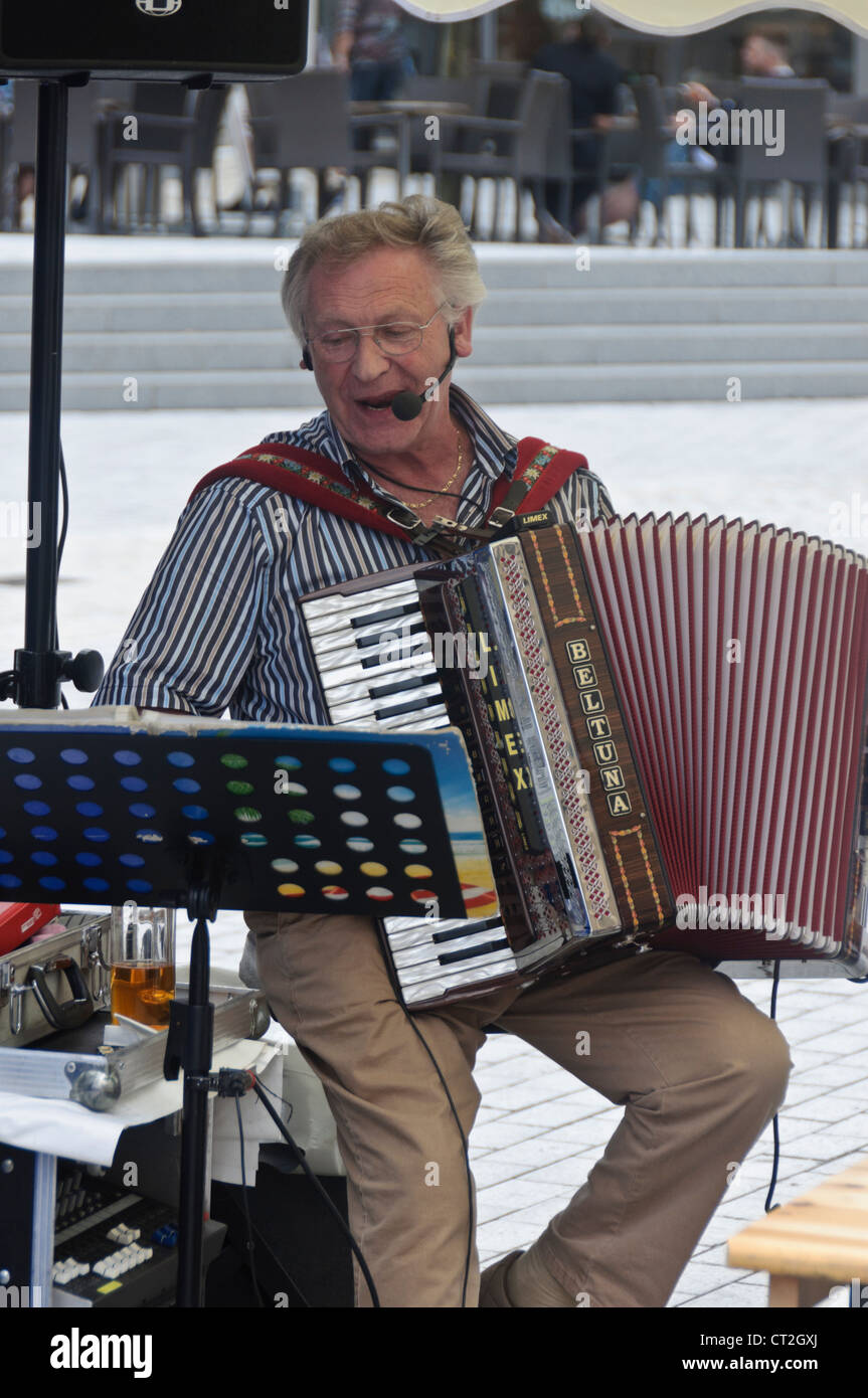 Active Senior Citizen Best Ager musicista di strada artista lettore di fisarmonica - Heilbronn, Germania Foto Stock