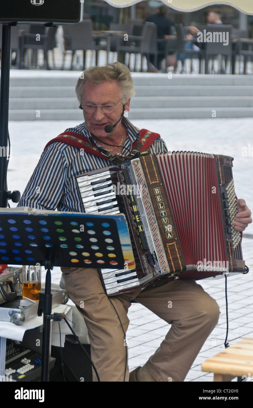 Active Senior Citizen Best Ager musicista di strada artista lettore di fisarmonica - Heilbronn, Germania Foto Stock