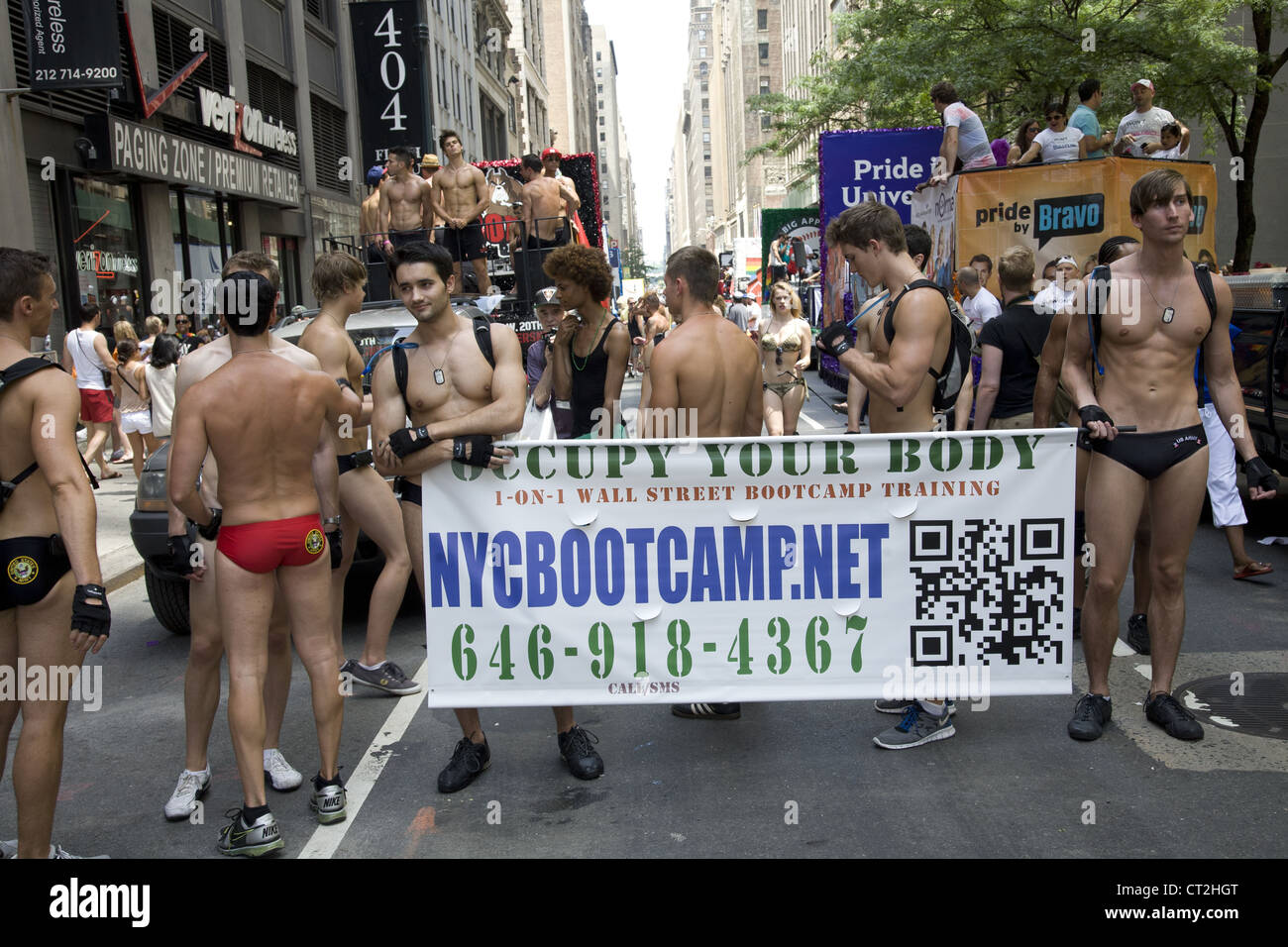 Gli uomini pubblicizzare per NYC Boot Camp una formazione e una palestra per il fitness a New York presso il Gay Pride Parade Foto Stock