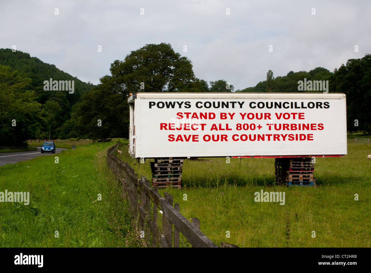 Poster in campo per strada a protestare contro la diffusione dei parchi eolici in Powys vicino Garthmyl Powys Mid Wales UK Foto Stock