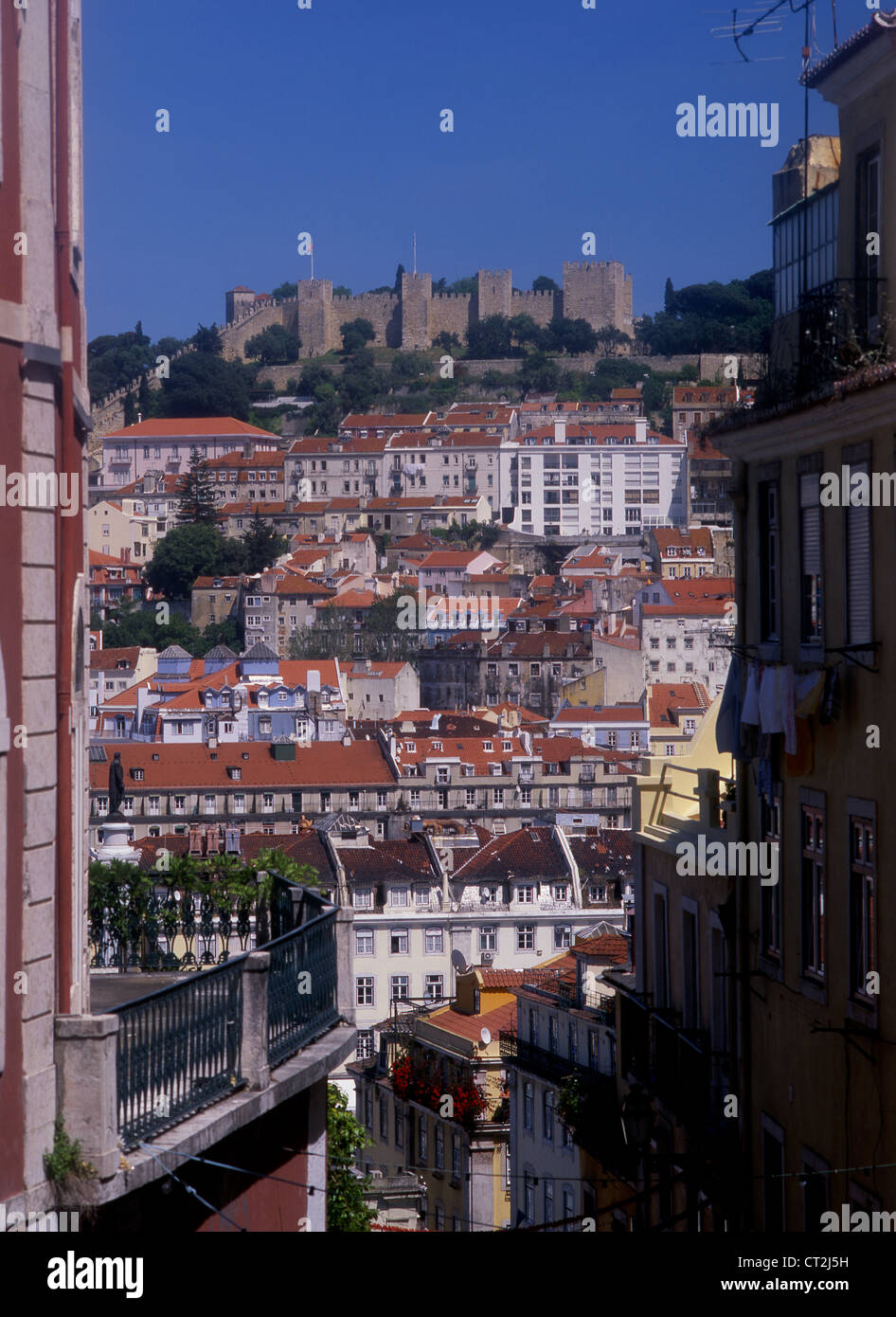 Castelo de Sao Jorge visto dal quartiere Bairro Alto, guardando attraverso il Baixa di Alfama Lisbona Portogallo Europa Foto Stock