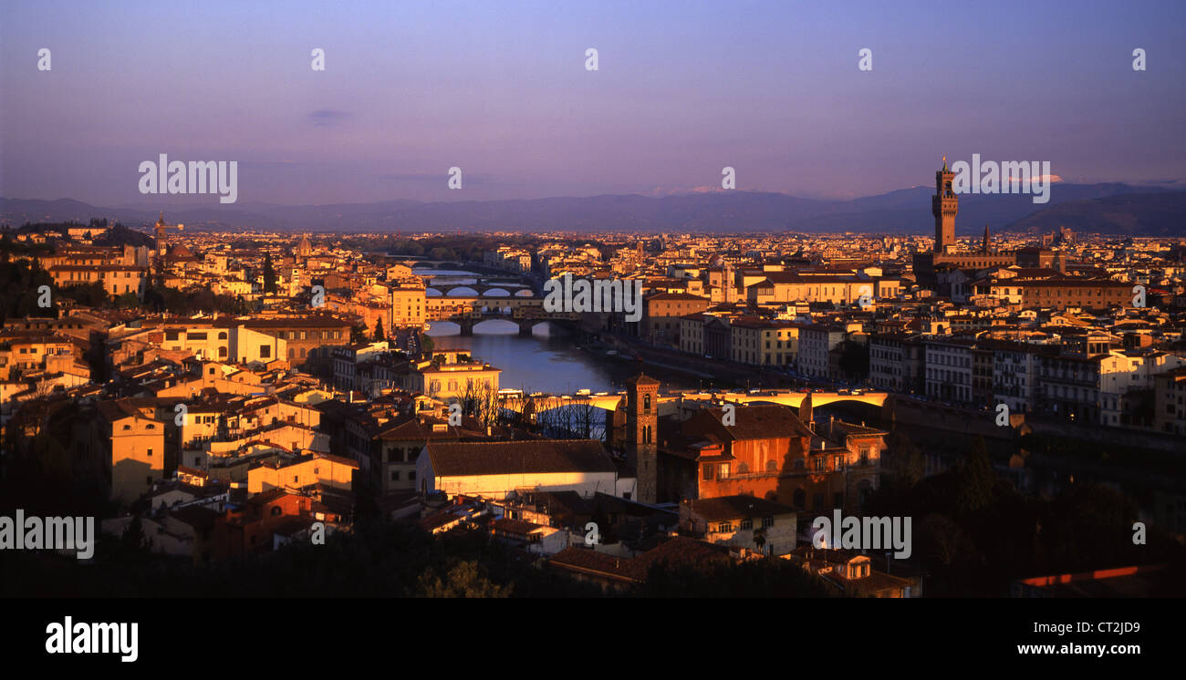 Panoramica / sunrise alba di Firenze con il fiume Arno, Ponte Vecchio e Palazzo Vecchio prominenti sulla skyline Firenze Toscana si Foto Stock