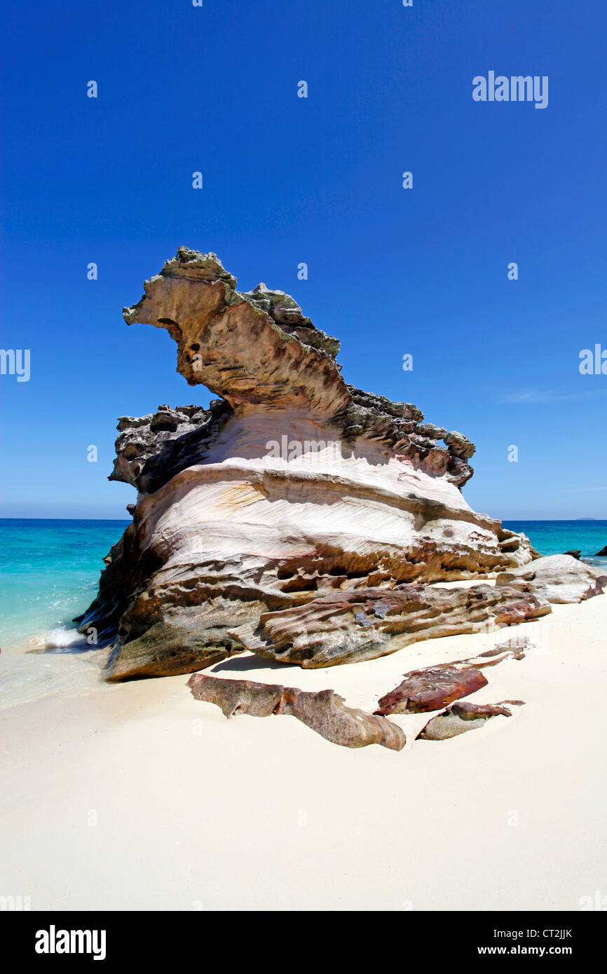 Rocce e formazioni rocciose sulla spiaggia sabbiosa tropicale di Khai Nai, Isola di Phuket, Tailandia Foto Stock