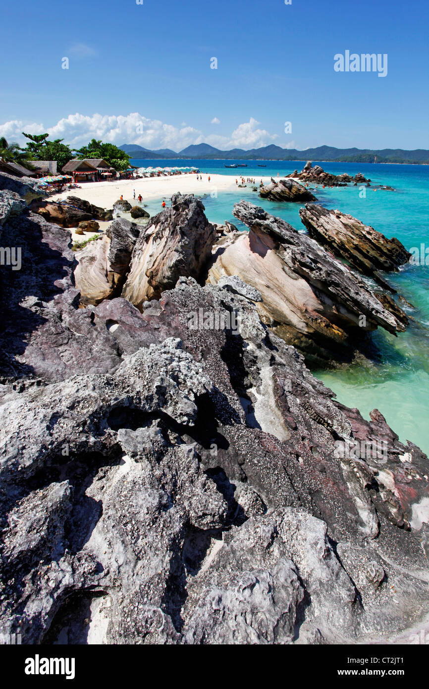 Rocce sulla spiaggia sabbiosa tropicale di Khai Nai, Isola di Phuket, Tailandia Foto Stock