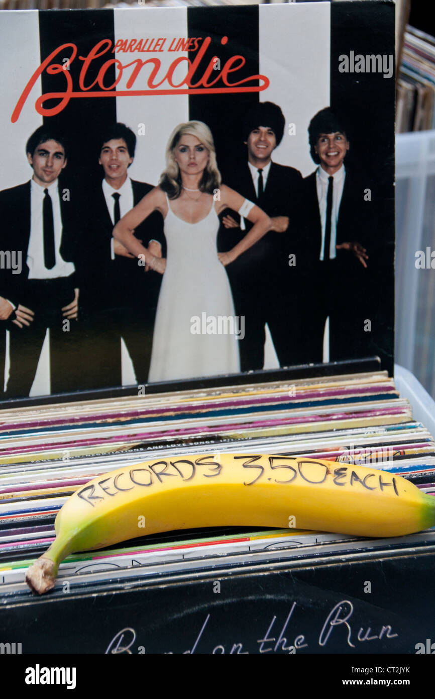 Lp in vinile in vendita a registrare in stallo il mercato di Camden con prezzo scritto sulla banana Foto Stock