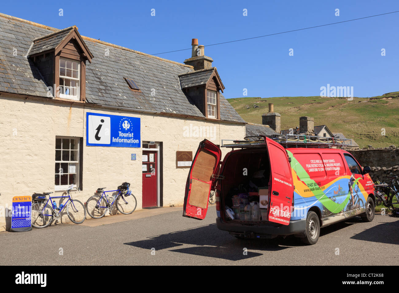 Lands End per John o' semole vacanze in bicicletta in furgone di supporto e biciclette al di fuori del Cafe a Bettyhill in Sutherland Scotland Regno Unito Foto Stock