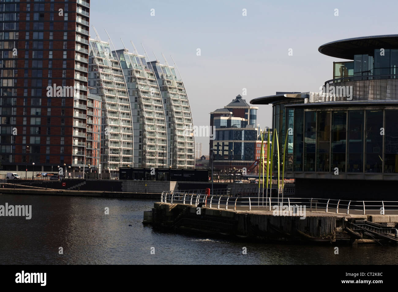 NV Edifici moderno appartamento di blocchi dal bacino di Huron Salford Quays Greater Manchester Inghilterra England Foto Stock