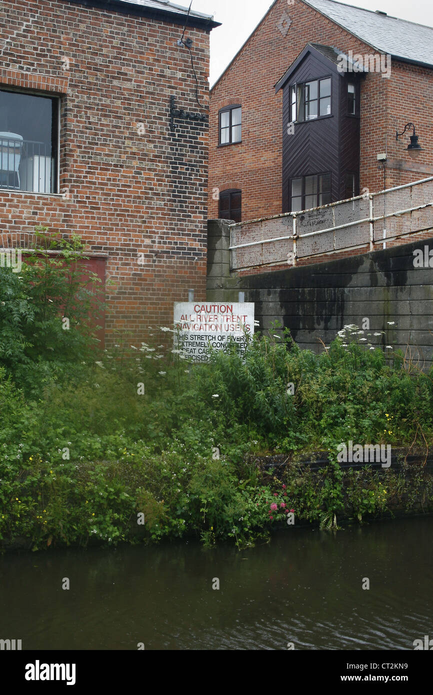 Il simbolo di attenzione accanto al Mill Lane Bridge Newark-on-Trent, Newark, Nottinghamshire, England, Regno Unito Foto Stock
