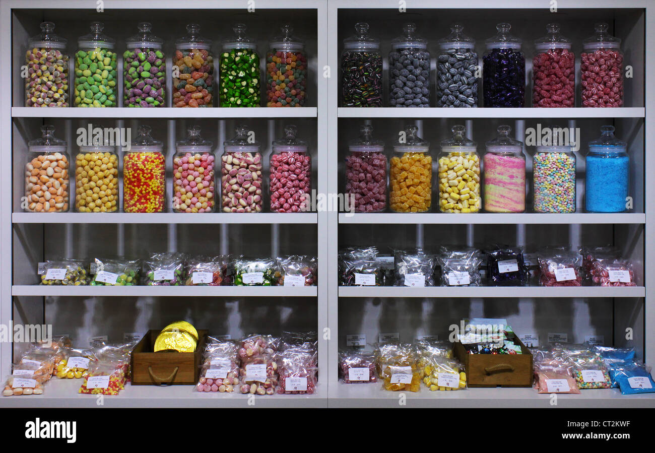 Inglese tradizionale sweetshop mostra righe di vasi di caramelle (caramelle) Foto Stock