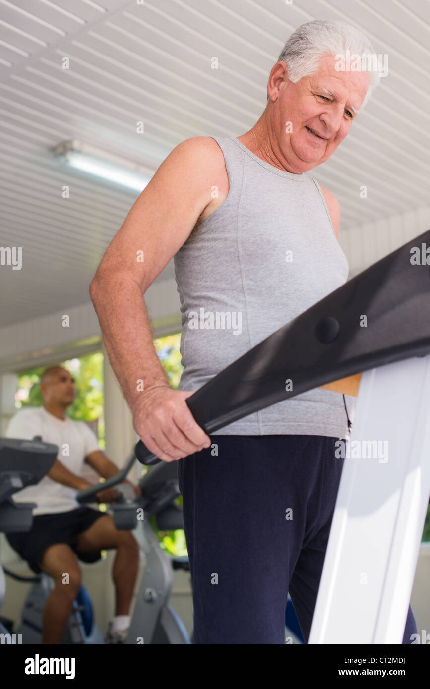 Persone e sport, uomo anziano che lavora fuori sul tapis roulant in  palestra per il fitness Foto stock - Alamy