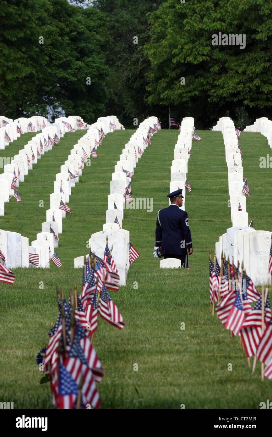 Un soldato militare camminano attraverso il Clement J Zablocki cimitero dei veterani di Milwaukee Wisconsin Foto Stock