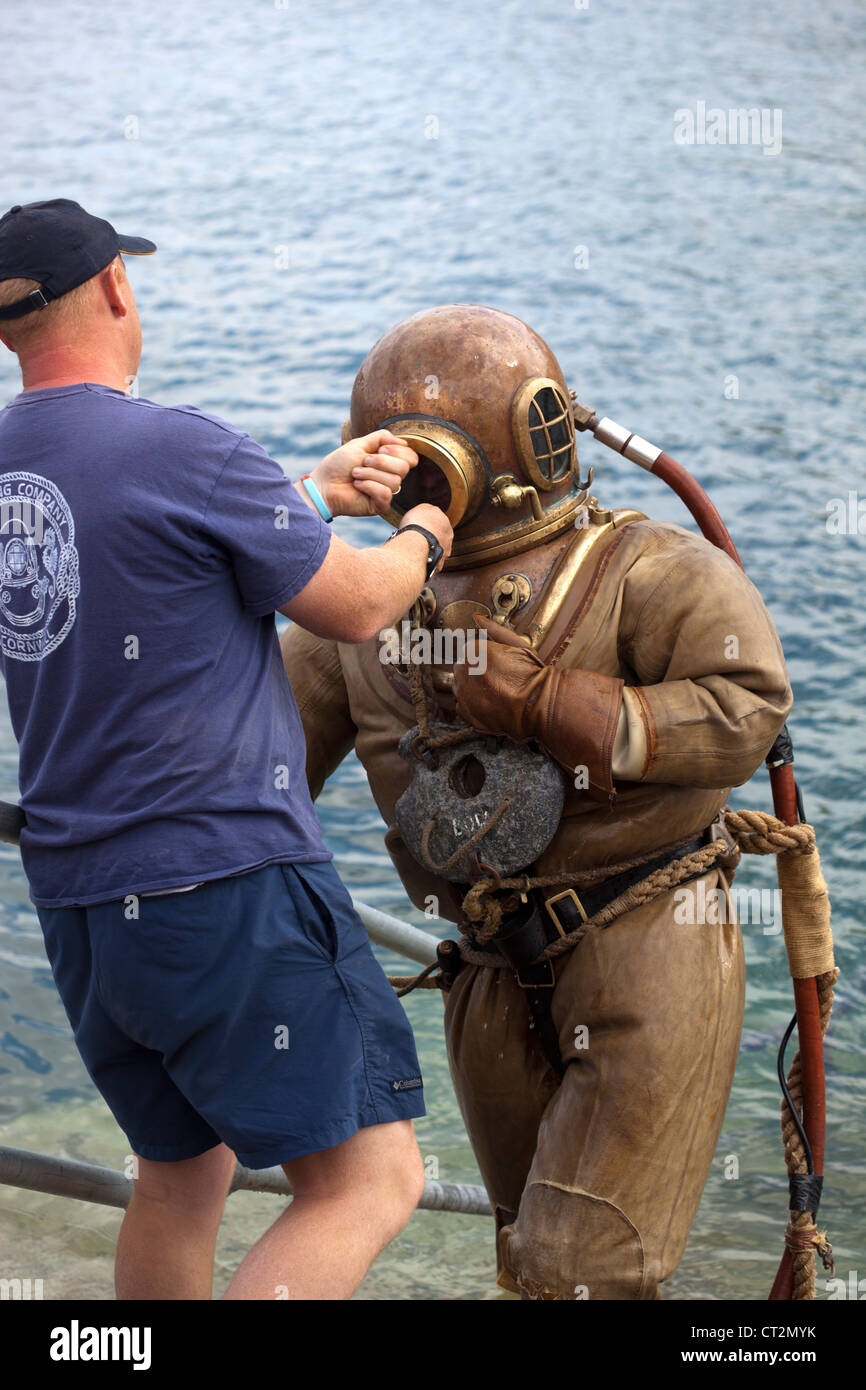 Deep Sea Diver con attrezzature antiquate a Mevagissey, Cornovaglia, Inghilterra, Regno Unito Foto Stock