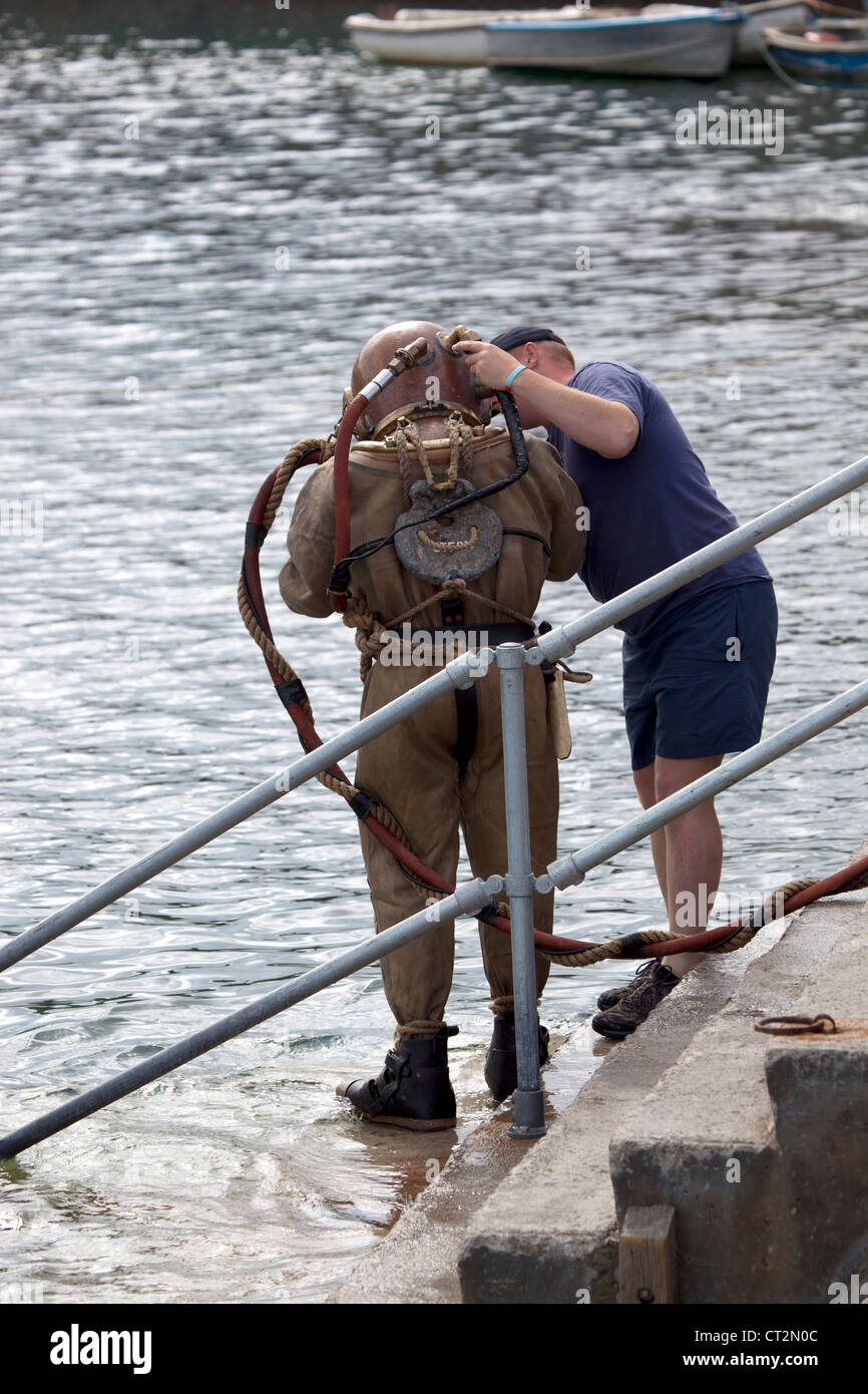 Deep Sea Diver in attrezzature antiquate in Mevagissey Foto Stock
