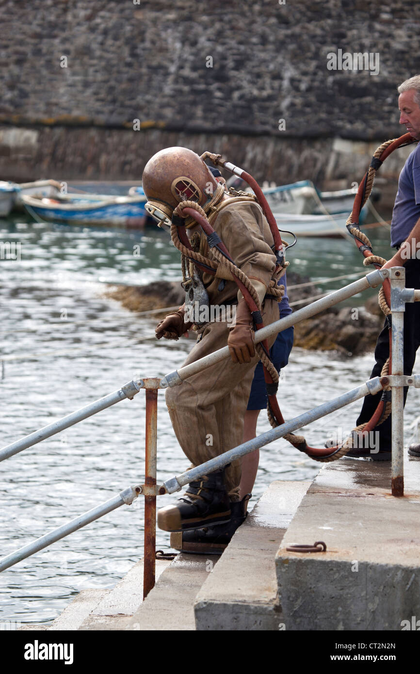 Deep Sea Diver in attrezzature antiquate in Mevagissey Foto Stock
