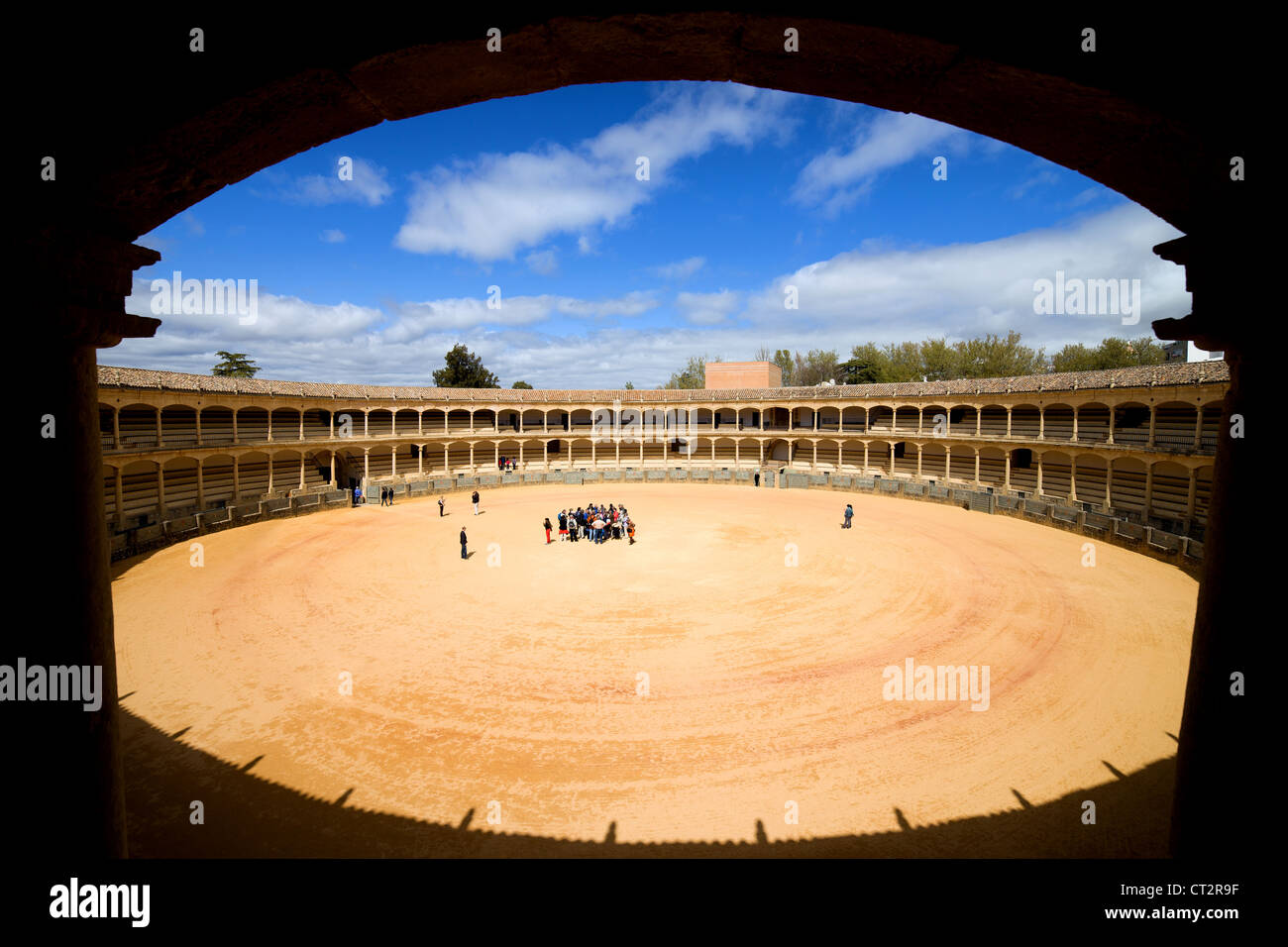 Bullring in Ronda aperto nel 1785, composizione di framing, vista dall'auditorium, uno dei più antichi arena in Spagna. Foto Stock