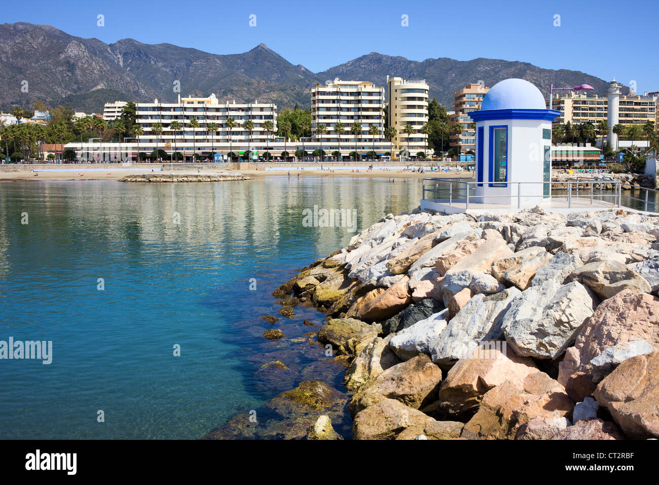 Struttura di frangionde sulla baia mare in località famose città di Marbella sulla Costa del Sol nel sud dell'Andalusia, Spagna, provincia di Malaga. Foto Stock