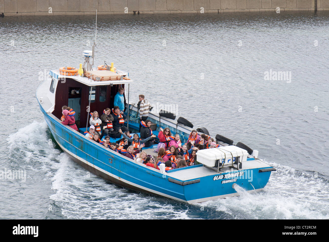 Seahouses Harbour con una scuola gita in barca alle isole farne Foto Stock