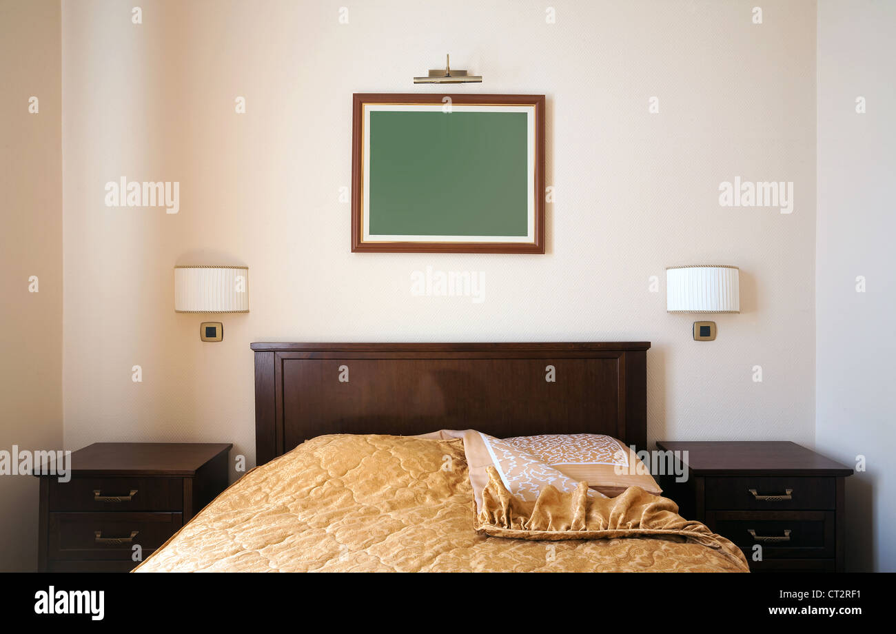 Dettagli di un letto in hotel apartment, vista interna, vintage design classico. Foto Stock