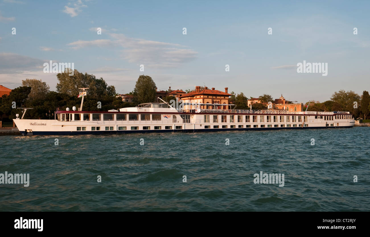 La nave da crociera MS Bellissima ormeggiata a Venezia, Italia, appartenente a Nicko Cruises, progettata per la navigazione sulla laguna veneta e sul fiume po Foto Stock