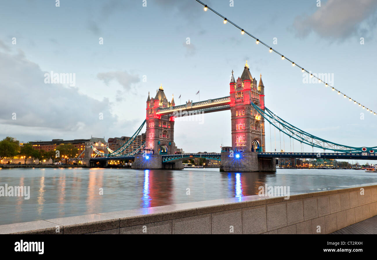 Il Tower Bridge di Londra con il nuovo world-class del sistema di illuminazione in tempo per contrassegnare i 2012 Giochi Olimpici e Paraolimpici. Foto Stock