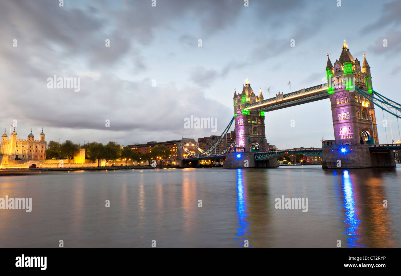 Il Tower Bridge di Londra con il nuovo world-class del sistema di illuminazione in tempo per contrassegnare i 2012 Giochi Olimpici e Paraolimpici. Foto Stock