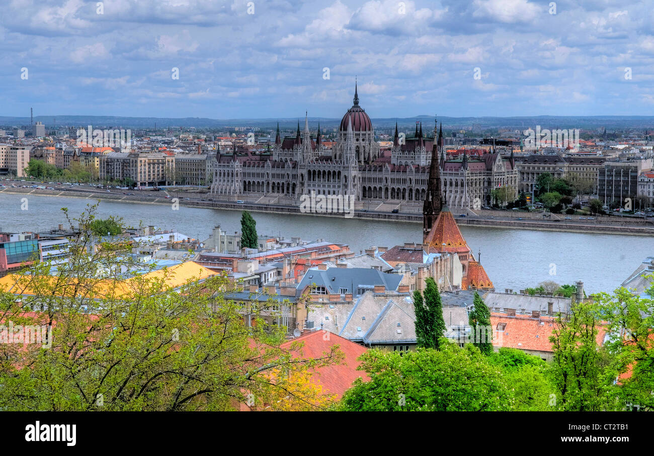 Una vista di Budapest dal Fisherman's bassion mostra il parlamento e il fiume Danuba Foto Stock