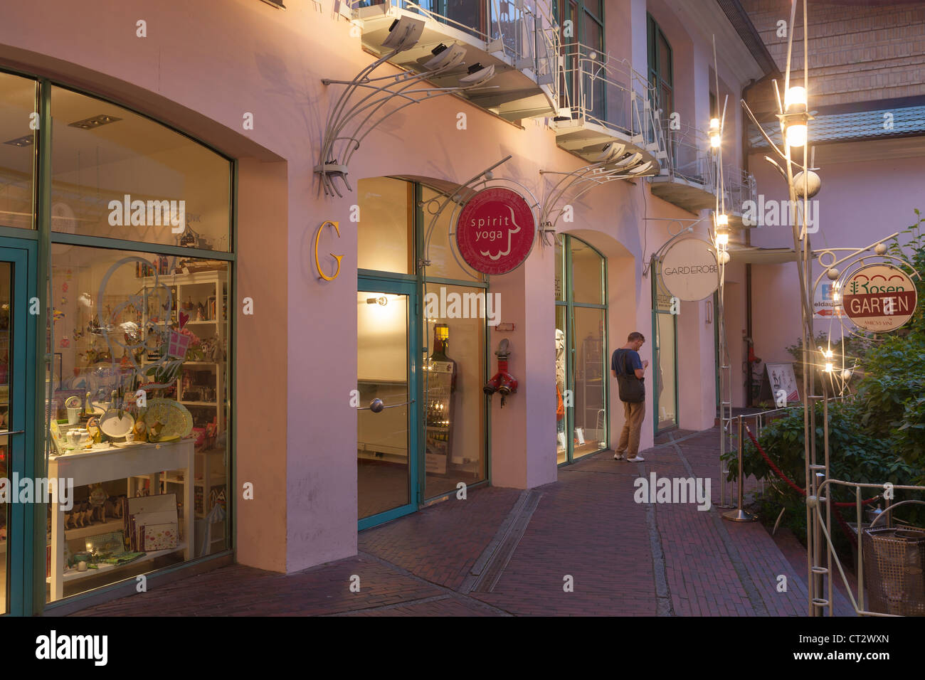 Negozi in die Hackeschen Höfe, Hackescher Markt Berlin, Germania Foto Stock