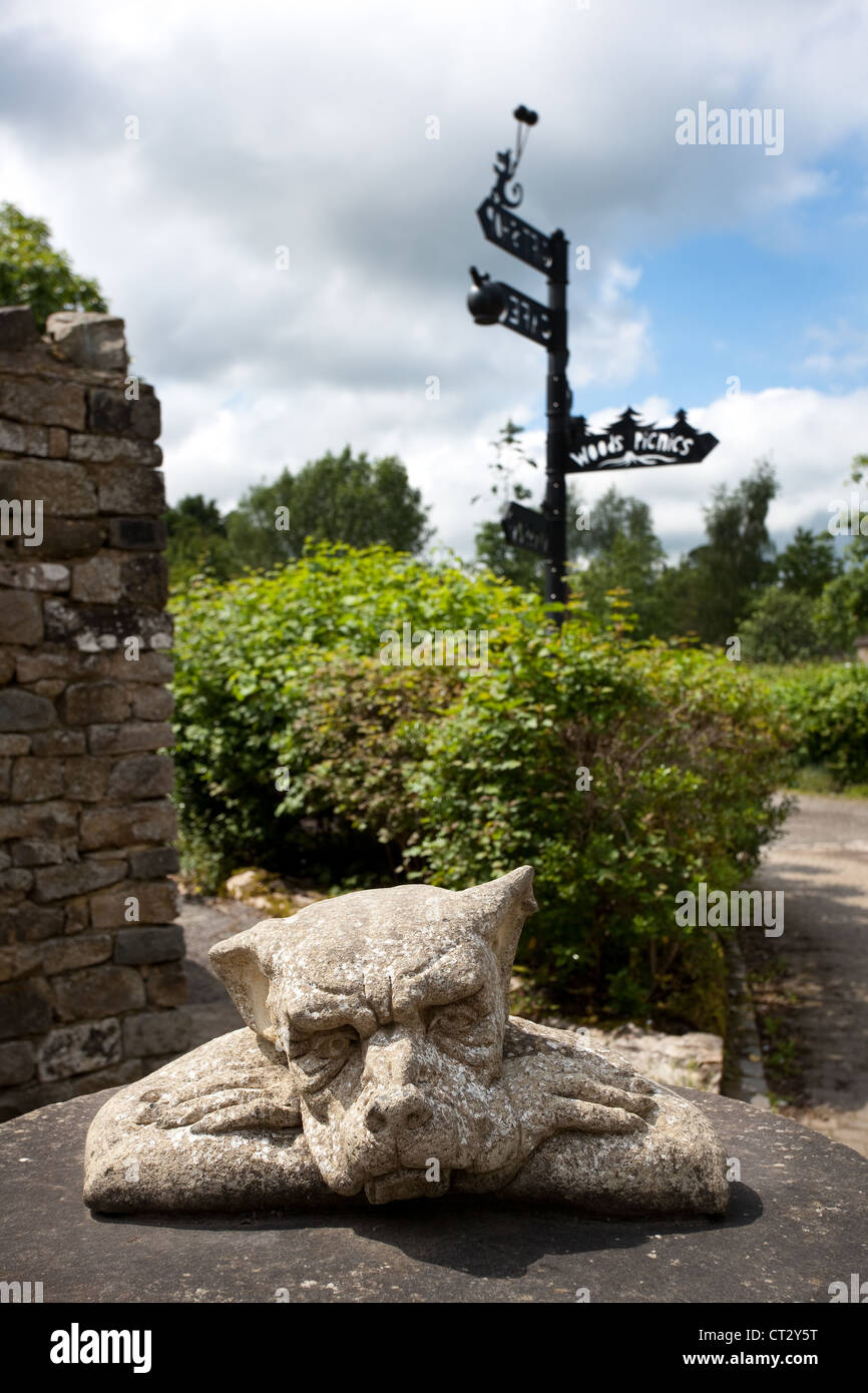 Sculture animali di cane di pietra;mWoods & picnic  segni curiosi, Follie, sculture e al Forbidden Corner, Middleham, North Yorkshire Dales, UK Foto Stock