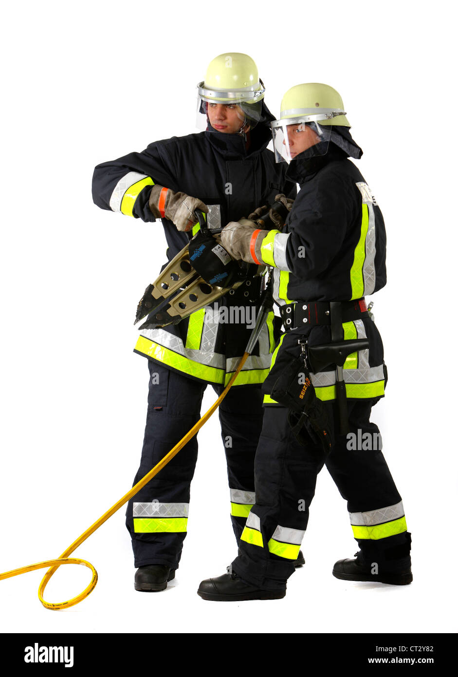 I vigili del fuoco con attrezzature di salvataggio. Metallo idraulico dello spanditore. Foto Stock