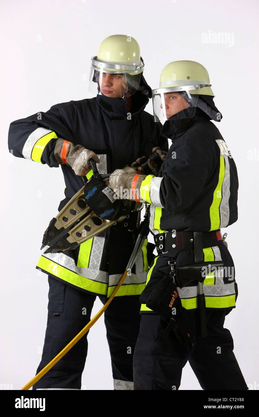 I vigili del fuoco con attrezzature di salvataggio. Metallo idraulico dello spanditore. Foto Stock