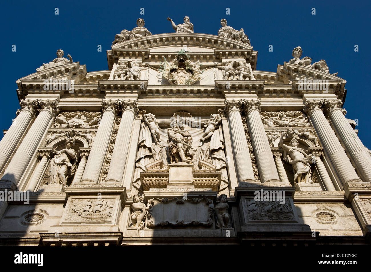 La chiesa di Santa Maria del Giglio a Venezia, meglio conosciuta come Santa Maria Zobenigo. Ricostruito nel 1681, ha una superba facciata barocca veneziana Foto Stock
