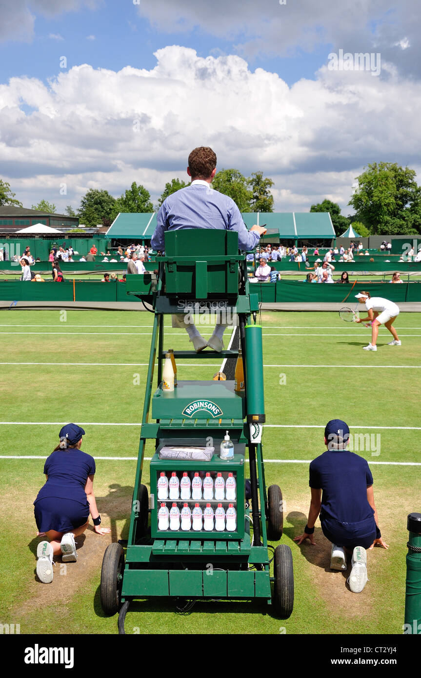 Arbitro su fuori di giudici ai campionati 2012, Wimbledon, Merton Borough, Greater London, England, Regno Unito Foto Stock