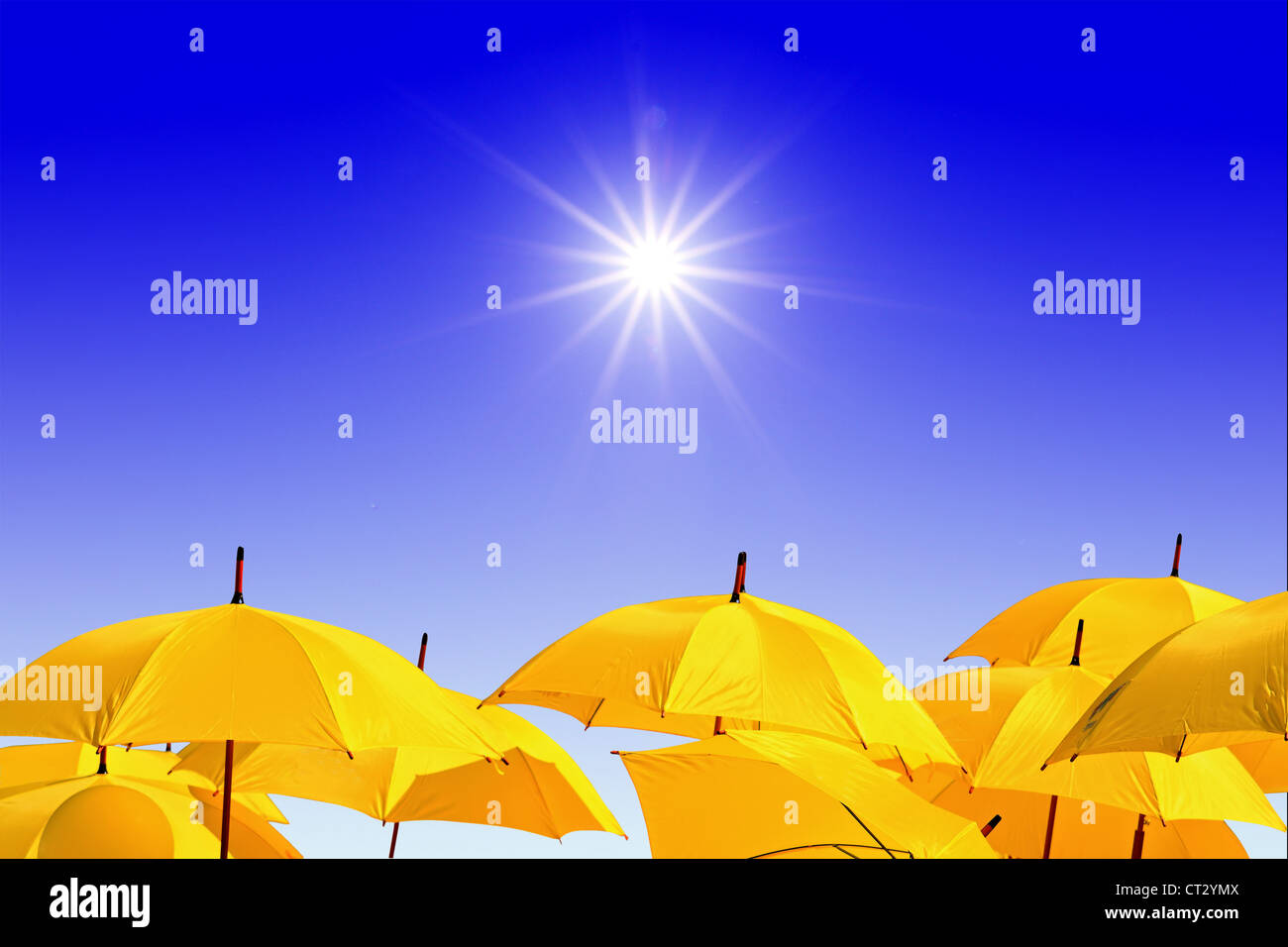 Gli ombrelli di colore giallo su sfondo celeste Foto Stock