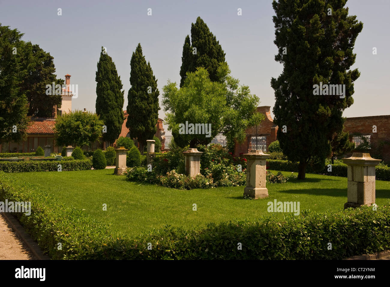 Un giardino conventuale nel quartiere Cannaregio di Venezia Foto Stock
