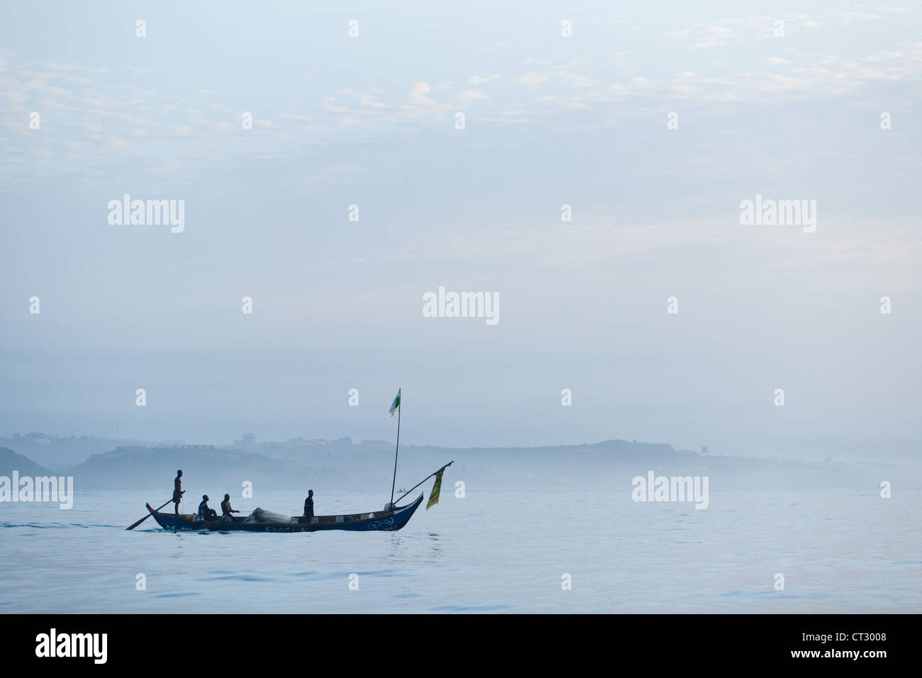 I pescatori l'impostazione off mattina presto Cape Coast in Ghana Foto Stock
