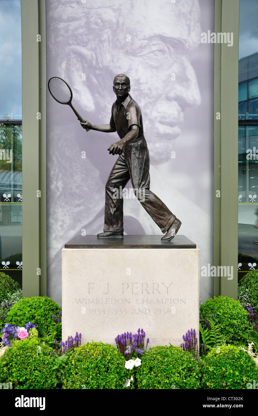 Fred Perry statua ai campionati, Wimbledon, Merton Borough, Greater London, England, Regno Unito Foto Stock