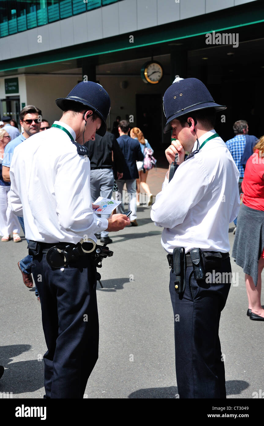 Poliziotto a ai campionati di Wimbledon, Merton Borough, Greater London, England, Regno Unito Foto Stock