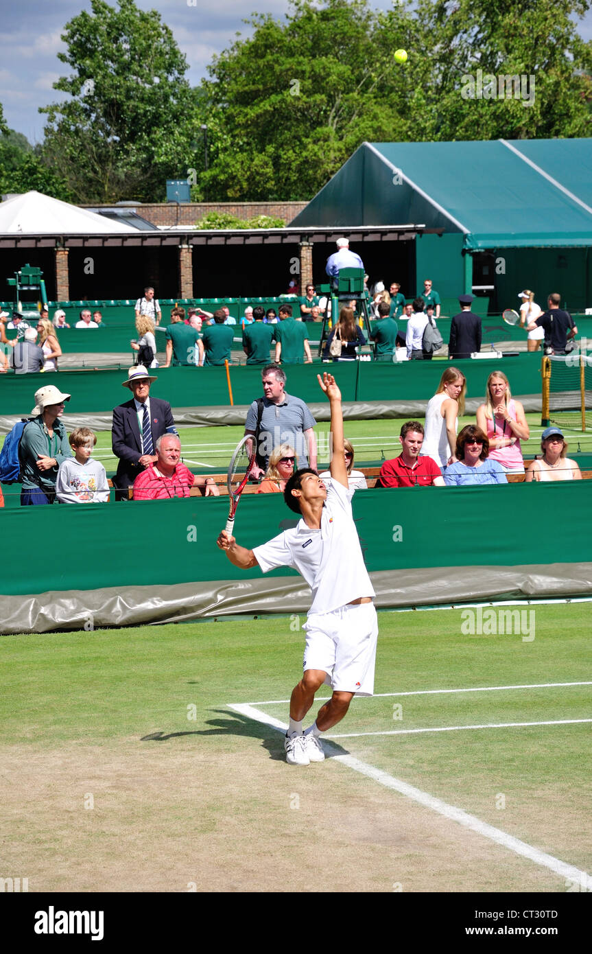 Ragazzo del match sui tribunali esterno ai campionati, Wimbledon, Merton Borough, Greater London, England, Regno Unito Foto Stock