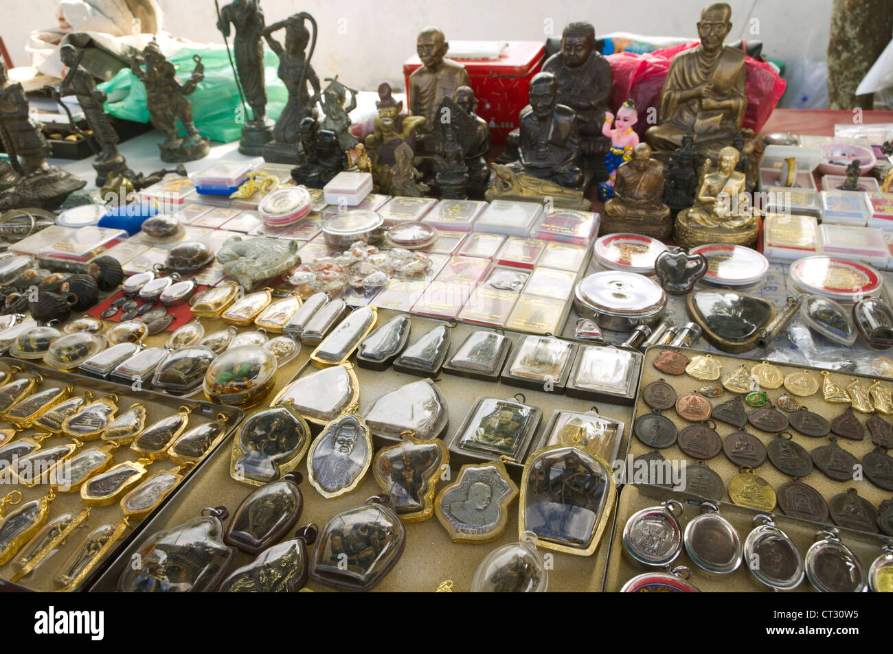 Thailandia amuleti buddha o pendenti per la vendita al di fuori del tempio in Thailandia. Foto Stock