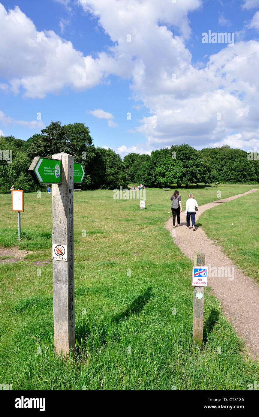 Cartello in legno post su Wimbledon Common, Wimbledon, Merton Borough, Greater London, England, Regno Unito Foto Stock Cartello in legno post su Wimbledon Common, Wimbledon, Merton Borough, Greater London, England, Regno Unito Foto Stock