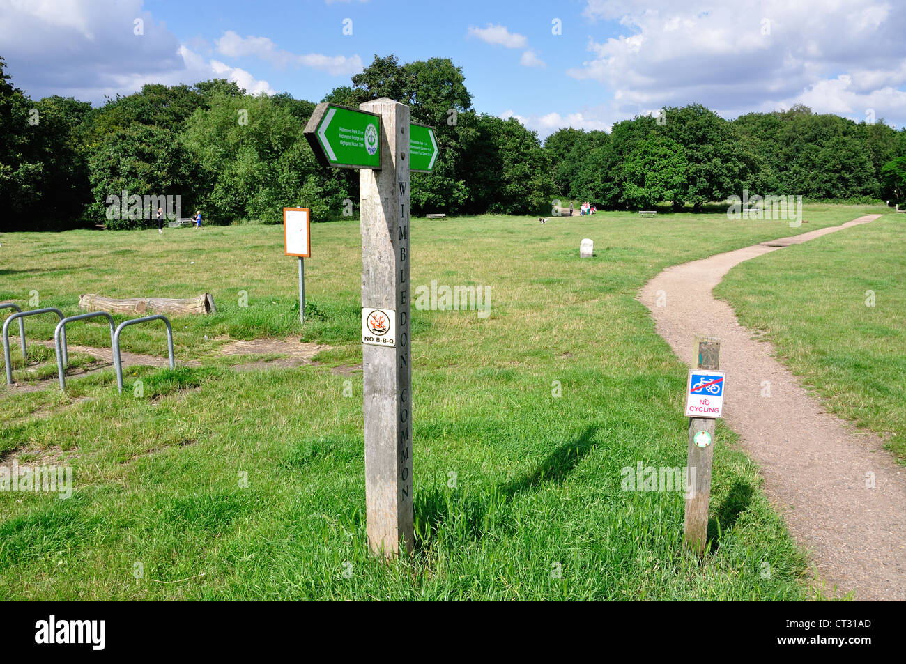 Cartello in legno post su Wimbledon Common, Wimbledon, Merton Borough, Greater London, England, Regno Unito Foto Stock Cartello in legno post su Wimbledon Common, Wimbledon, Merton Borough, Greater London, England, Regno Unito Foto Stock