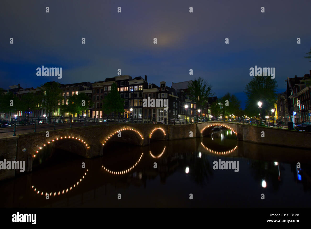 Notte canali della città vecchia, Amsterdam, Olanda Foto Stock