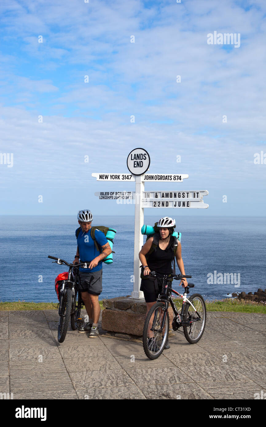 I ciclisti a Lands End Cornwall Foto Stock