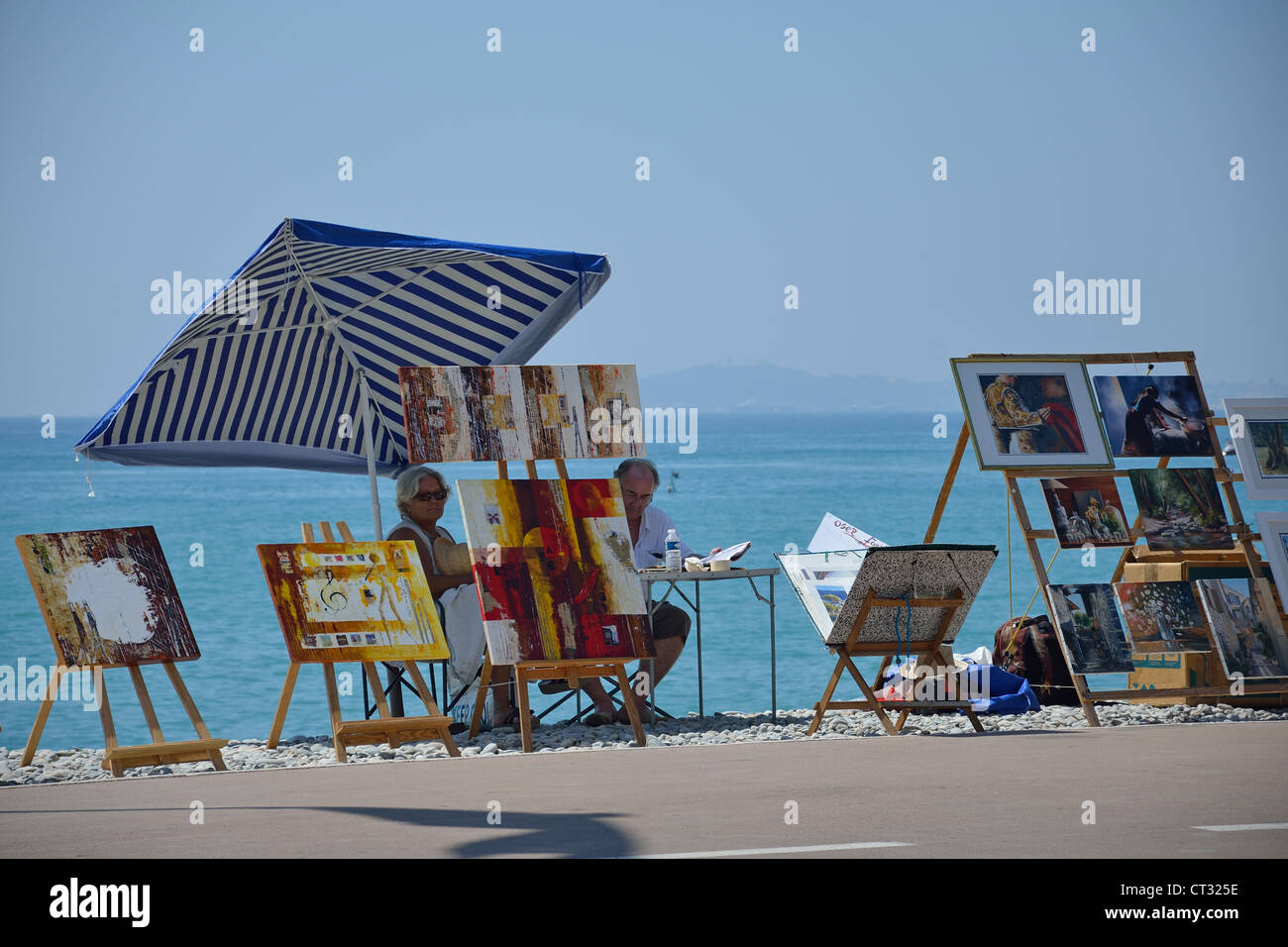 Arte bancarelle sulla spiaggia, Cagnes-sur-Mer, Côte d'Azur, Alpes-Maritimes, Provence-Alpes-Côte d'Azur, in Francia Foto Stock