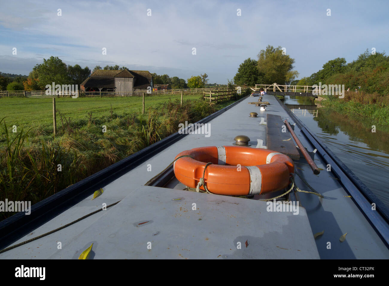 Canal barca si avvicina un ponte girevole con fienile sulla sinistra, autunno, vicino a Bradford-on-Avon, Inghilterra Foto Stock