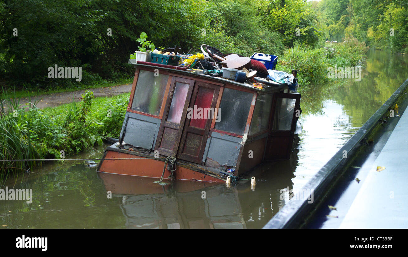 Naufragio barge boat su un canale vicino Bradford on Avon Foto Stock