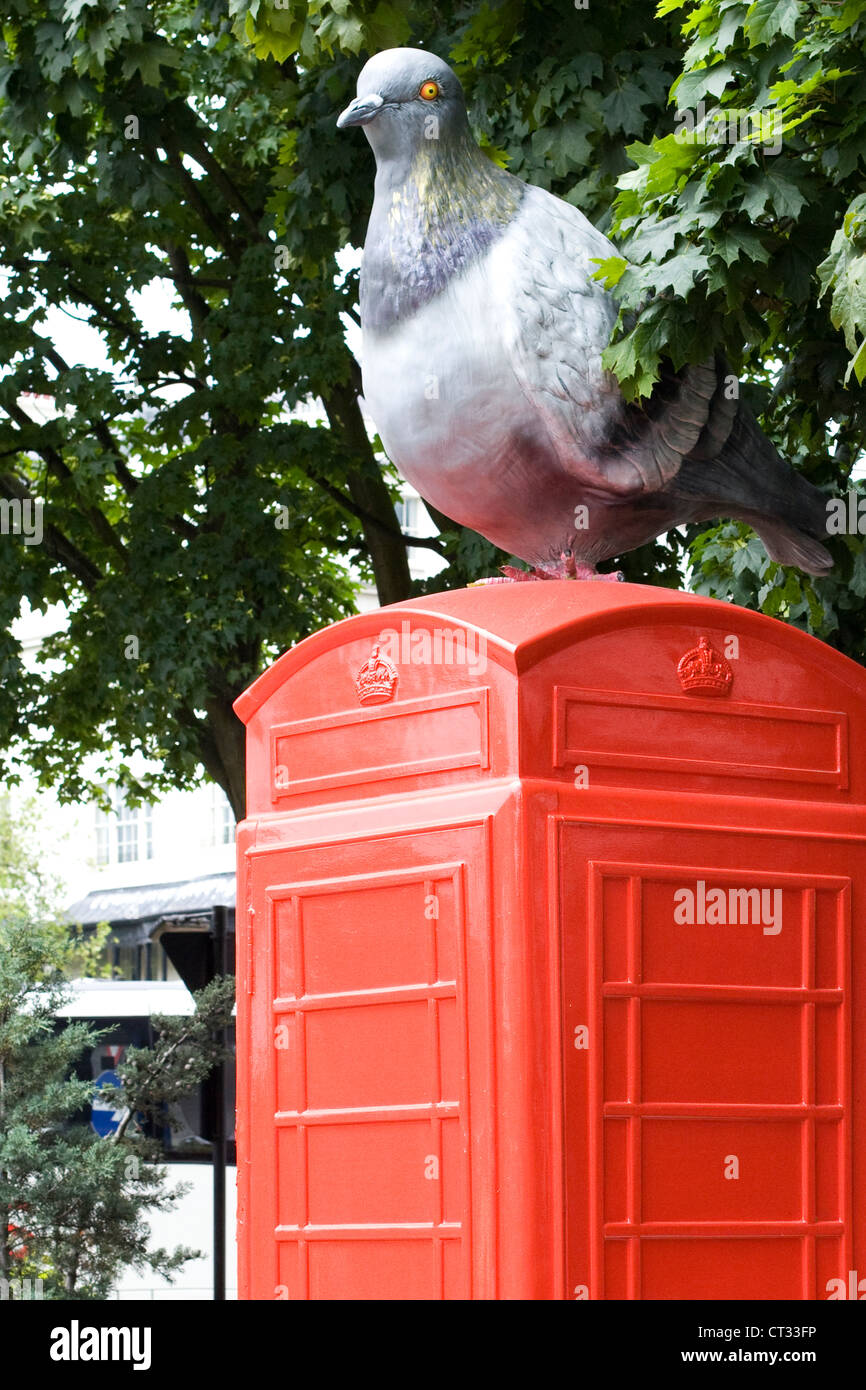 Il buon vecchio British casella telefono BT ArtBox sulle strade di Londra per raccogliere fondi per ChildLine il venticinquesimo anniversario 'Stop il piccione" Foto Stock