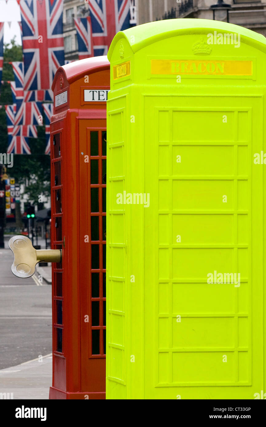 Il buon vecchio British casella telefono BT ArtBox sulle strade di Londra per raccogliere fondi per ChildLine il venticinquesimo anniversario "faro" Foto Stock