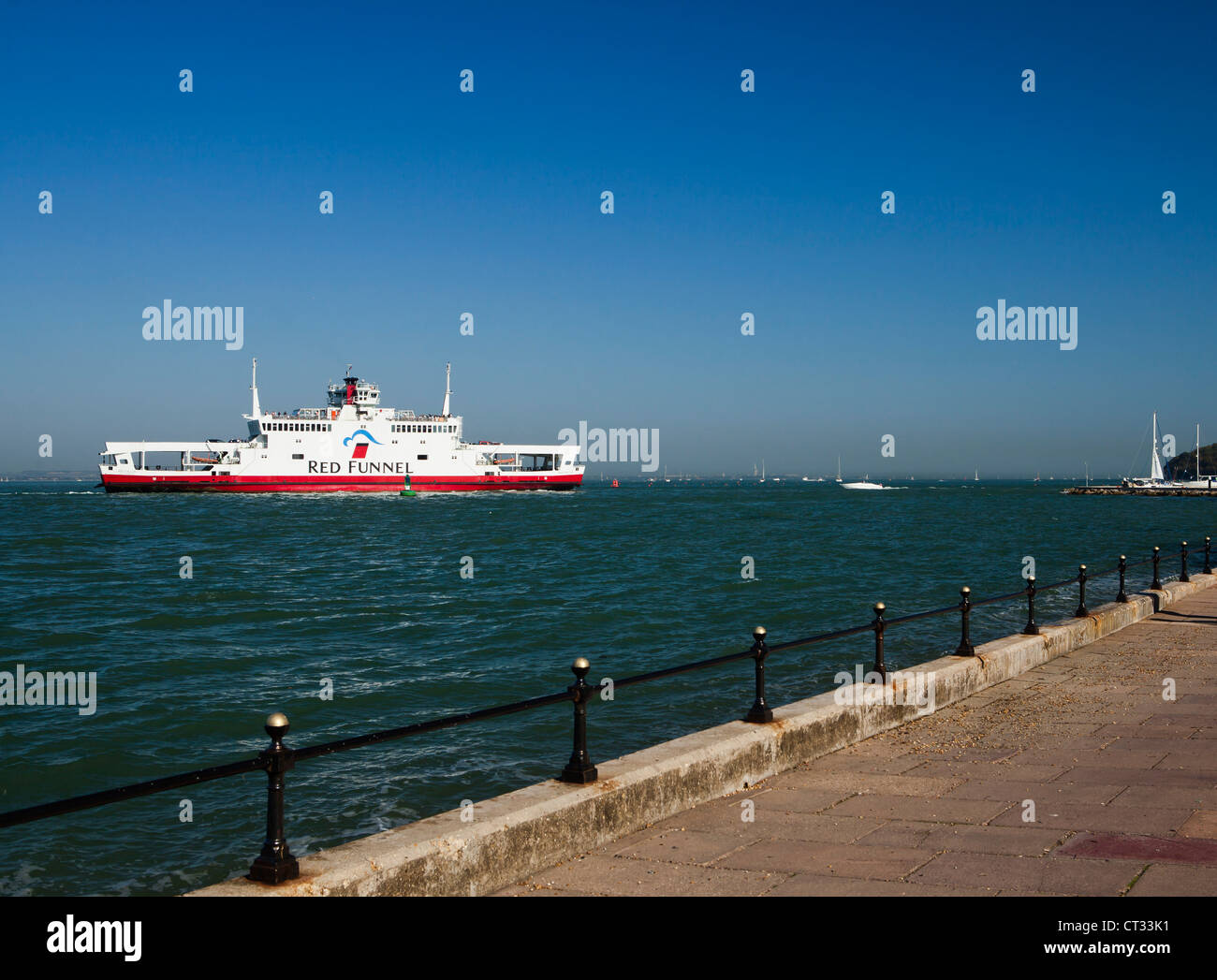 Nave sul mare, Gurnards pini, Cowes Beach, Cowes, Isle Of Wight, Regno Unito Foto Stock