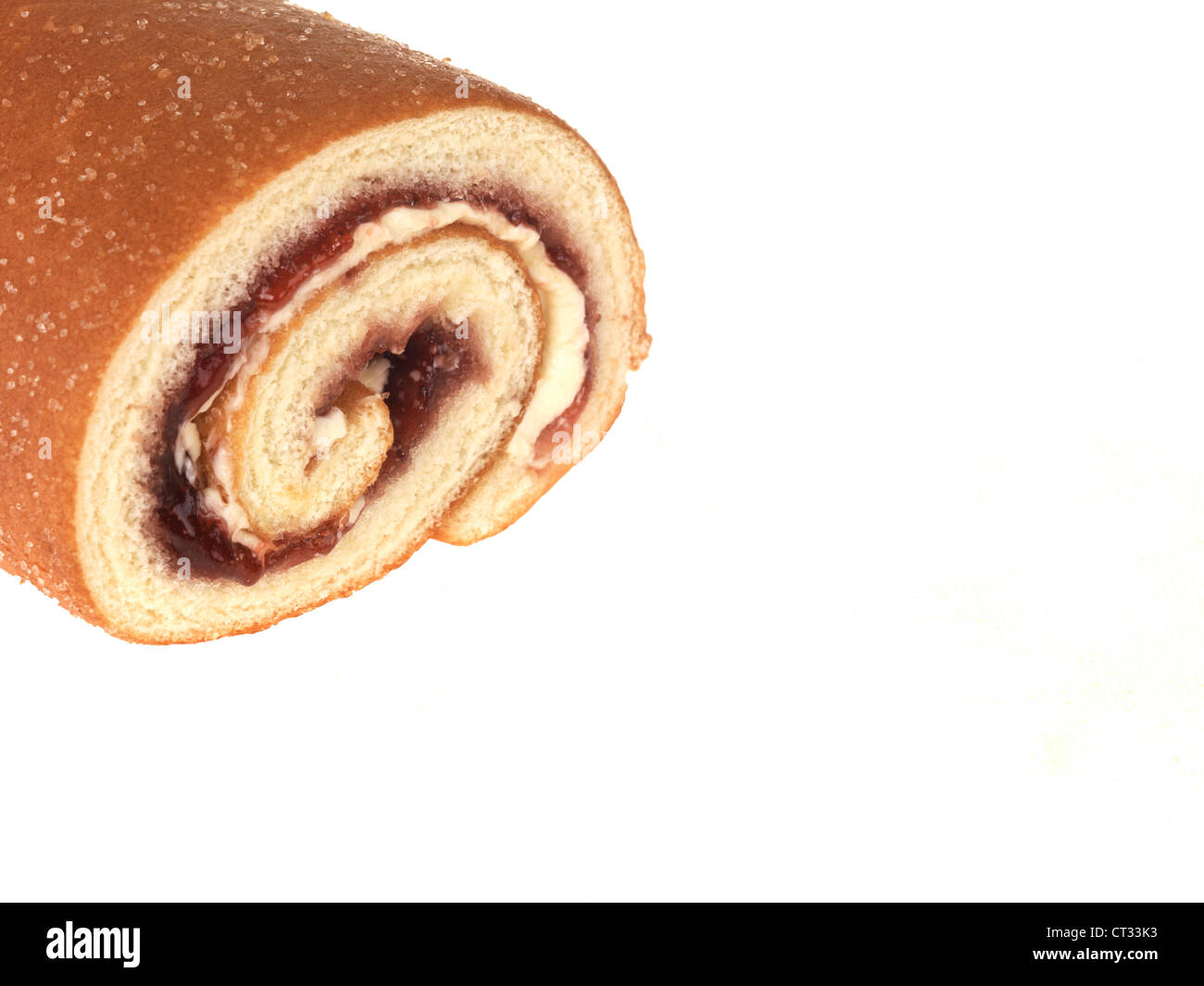 Sfornati freschi svizzero di rullo di spugna farcita con confettura di fragole e panna isolata contro uno sfondo bianco con nessun popolo pronto a mangiare Foto Stock